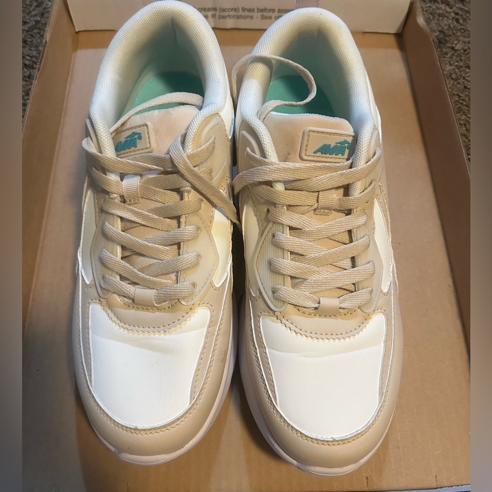 Avía lace up Air sneaker size 11
